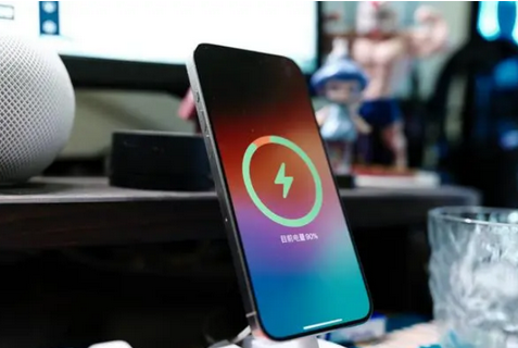 宜君苹果15换屏服务分享用什么充电器给iPhone15充电更好 